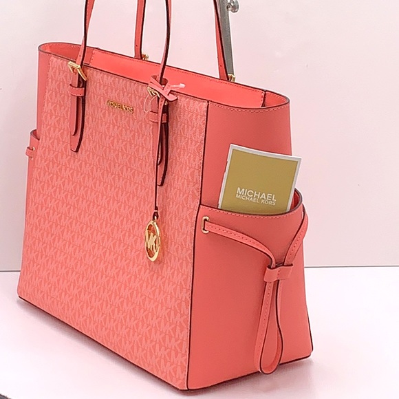 MICHAEL KORS GILLY LARGE DRAWSTRING TRAVEL TOTE GRAPEFRUIT SIGNATURE - Picture 6 of 16